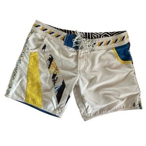 Volcom Miss Mod women’s board shorts swim boardshorts size 9 white
